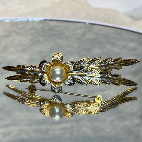 Vintage Damascene Floral Brooch Pin Faux Pearl in Center of Flower Beautiful EUC - Picture 10 of 10